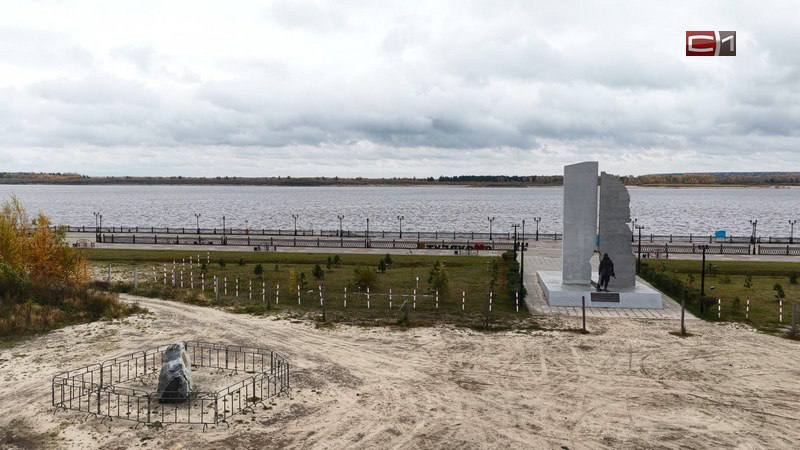 В Сургуте на набережной Оби обустроят сквер исторической памяти В Сургуте взялись за разработку композиции центральной фигуры будущего парка исторической памяти Появится она на набережной Олега Марчука в районе Речпорта Об этом сообщил замглавы города Виталий Малыхин Тихая набережная исторической памяти на которой не будет шумных мероприятий по концепции Это будет место памяти Сургутяне это место посещают Мы постараемся сделать его достойным ярким И центральным элементом экспозиции будет большой мемориал Сейчас это рассмотрено комиссией по топонимике Группа архитекторов прорабатывает концепцию мемориала который будет вынесен на общественное обсуждение сообщил Виталий Малыхин По словам чиновников набережная Оби отлично подходит под создание тематического парка Здесь уже расположены несколько памятников обелиск сургутским фронтовикам откуда жители отправлялись на Великую Отечественную войну барельеф труженикам рыбокомбината и памятник мужеству рыбаков помогавших фронту монументы посвященные пограничникам и жертвам политических репрессий В начале этого года на набережной заложили камень будущего мемориала памяти погибших в специальной военной операции Sitv ru