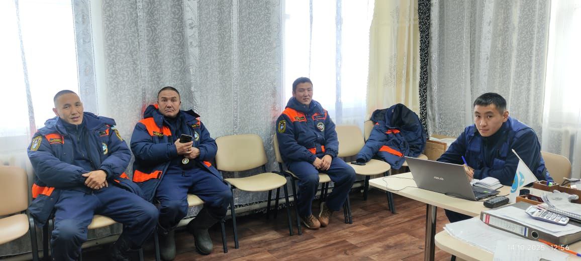 Спасатели в Верхоянском районе вылетели на поиски Сегодня 14 октября в 10 30 по местному времени спасатели Верхоянского поисково спасательного отряда вылетели в с Сартан на вертолёте для поисков пропавшего Мужчина пропал еще 27 сентября 7 октября в 09 15 ч в Верхоянском районе от заместителя главы Арылахского наслега поступило сообщение что пропал человек Мужчина 1963 го года рождения одиноко проживающий пенсионер вышел из с Юнкюр в сторону с Бала Расстояние примерно 110 километров До места назначения не дошёл Поиски были начаты силами местных жителей Спасатели Службы спасения не могли вылететь на поиски из за погоды дороги нет зимник еще не установлен Сегодня на вертолете санавиации спасатели добрались до села Сартан и приступили к поискам пропавшего