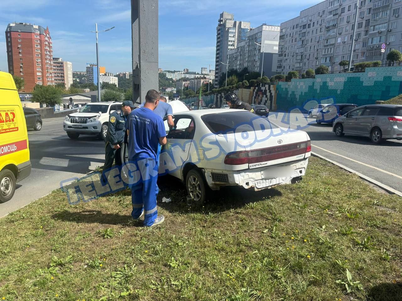 Автомобиль врезался в опору виадука на Некрасовской во Владивостоке Инцидент произошел рядом с торговым центром Море По предварительной информации водителю Toyota Corona стало плохо что привело к потере управления и столкновению с опорой пешеходного перехода Водителю и пассажиру оказывают медицинскую помощь Обстоятельства ДТП уточняются Присылайте ваши фото и видео в наш телеграмм бот Deitaru