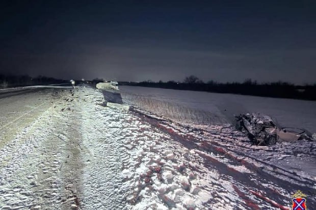 Водитель легковушки погиб в ДТП с грузовиком в Волгоградской области 4 февраля на федеральной автодороге Р 22 Каспий Тамбов Волгоград Астрахань случилось дорожно транспортное происшествие со смертельным исходом Инцидент произошел около 04 00 на 881 м километре трассы в границах Иловлинского района По предварительным данным ГУ МВД Росси по региону водитель за рулем автомобиля Мицубиси не справился с управлением Иномарку выбросило на полосу встречного движения где произошло лобовое столкновение с грузовиком ФАВ Удар был такой силы что водитель легкового автомобиля скончался на месте еще до прибытия бригады скорой помощи Фото ГУ МВД России по Волгоградской области