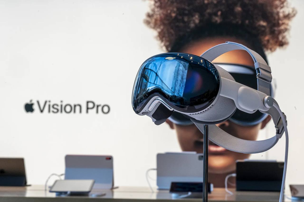 Bloomberg: обновлённый Apple Vision Pro с процессором M4 выйдет до конца 2025 года Инновационный, но противоречивый пространственный компьютер Apple во втором поколении не претерпит значительных изменений. Главное нововведение внутри — чипсет M4, который будет существенно производительнее, чем M2 в первом поколении, и добавит на Vision Pro поддержку Apple Intelligence. Также, по слухам, Apple собирается сделать акцент на удобстве ношения. Габариты и вес устройства не изменятся, так как прежний дизайн будет сохранён, однако Apple переработает систему ремешков, чтобы носить Vision Pro на голове стало удобнее. У Vision Pro 1-го поколения в комплекте был более удобный сменный ремешок другой формы, который не давил на уши, однако и он не стал однозначно удачным решением. Аналитик Марк Гурман считает, что незначительные изменения во втором поколении вряд ли сделают гарнитуру популярной среди потребителей, однако они могут дать корпоративным клиентам повод рассмотреть Vision Pro и подтолкнуть больше разработчиков выпускать приложения под эту систему. По данным источников, сейчас Apple работает и над полностью новой моделью гарнитуры смешанной реальности со значительно сниженным весом сейчас он составляет ~600 грамм . Предварительное окно запуска — 2027 год, но планы компании могут измениться, а сроки могут быть сдвинуты. Параллельно Apple разрабатывает проводную гарнитуру с низкой задержкой, предназначенную для корпоративных приложений. Компания также работала над очками, подключаемыми к Mac, которые могли бы служить виртуальным монитором, но приостановила работу над проектом несколько месяцев назад.