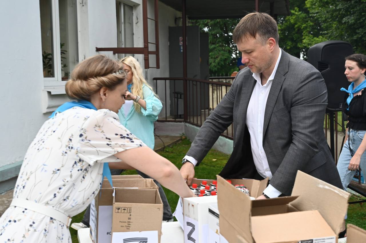 Более 100 кг гуманитарной помощи собрали участники молодежной акции "Доброе дело. Zа Россию"   В сборе приняли участие 160 юношей и девушек из трудовых бригад, лагеря труда и отдыха, а также их родители.  Организаторами мероприятия выступили Центр по профориентации и трудоустройству молодежи и Единый центр поддержки участников СВО и членов их семей. Акцию проводят третий год подряд.  Алексей Шимко передал бойцам универсальный всесезонный газ в баллоне. Глава Серпухова также присоединился к сбору помощи.