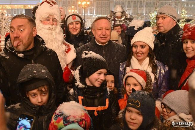 «Дети подразнили, я ответил»  Так председатель петербургского ЗакСа Александр Бельский объяснил высунутый язык на открытии главной ёлки города.  «Ёлка дала возможность мне прославиться с определенной фотографией. Это же жизнь, так случилось», – рассказал он в эфире радио Sputnik.    Андрей Бок / «Фонтанка.ру»