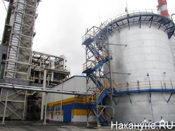 В России до минимума за 15 лет упала прокачка нефти по НПЗ В России упала прокачка нефти на отечественные нефтеперерабатывающие заводы НПЗ Показатель рухнул до минимума с 2010 г до 228 34 млн т Причина внеплановые остановки и ремонты во второй половине 2025 г Сокращение поставок отразилось и на объемах переработки на 1 7 По словам источника Коммерсанта в отрасли с августа по ноябрь 2025 года на НПЗ суммарно поступило 85 9 млн тонн нефти против 90 млн тонн за аналогичный период 2024 года Именно в этот период было зафиксировано большинство инцидентов на российских НПЗ Опыт 2025 года неизбежно заставит нефтекомпании адаптировать стратегии управления активами по переработке под текущие реалии полагает Дмитрий Касаткин Основные акценты по его словам будут смещены в сторону защиты объектов расширения складских мощностей и закупки оборудования для гарантии бесперебойных поставок  Мы в Tg в ВК в Max в ОК