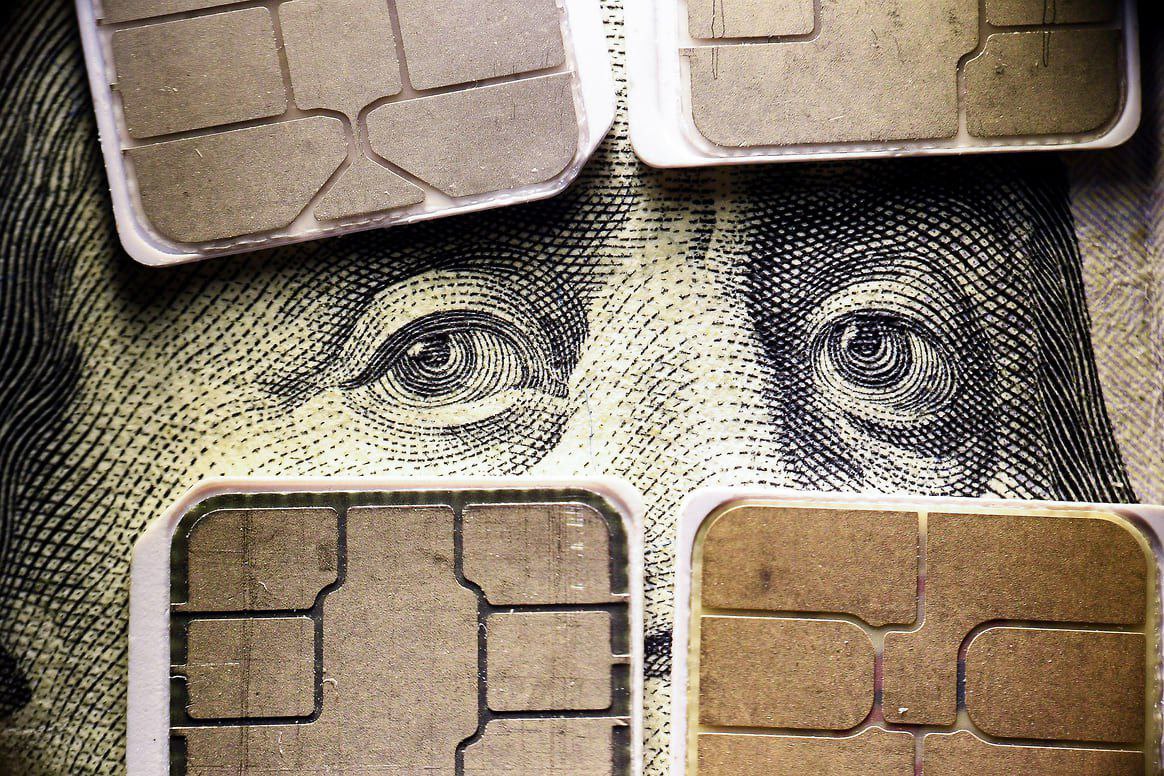 Суд в Петербурге рассмотрит дело об организованном обороте серых SIM карт Прокуратура Петербурга утвердила обвинительное заключение по делу о незаконном обороте SIM карт Пять участников организованной группы обвиняются по ч 2 ст 187 УК РФ С января 2022 года по апрель 2023 года обвиняемые включая руководителя службы продаж крупного оператора приобрели и активировали не менее 577 SIM карт на несуществующих лиц Карты использовались для перевода похищенных средств на криптокошельки Расследование вело ГУ МВД по Петербургу и Ленобласти Дело направят в Приморский районный суд Фото Александр Казаков Коммерсантъ kommersant sz