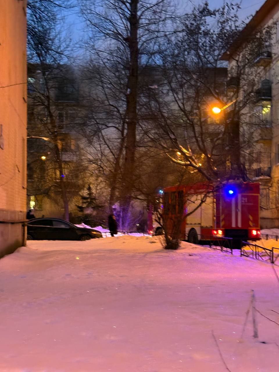 Девушка ворвалась в волонтёрский пункт на Кантемировской улице и бросила несколько коктейлей Молотова после чего в здании начался пожар В момент происшествия внутри находился один волонтёр его состояние уточняется сообщил представитель благотворительного фонда Доброволец По его словам в помещении хранилась гуманитарная помощь По предварительной информации девушка также заявляла что у неё есть бомба На месте работают экстренные службы Подозреваемая задержана