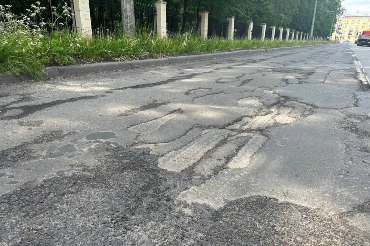 В Череповце дополнительно отремонтируют еще одну улицу  Участок улицы Карла Маркса в Череповце, который давно нуждался в обновлении, дополнительно включен в программу ремонта 2025 года.  Контракт уже заключён, подрядчик готовится выйти на работы. Завершить работы планируют до конца июля этого года.