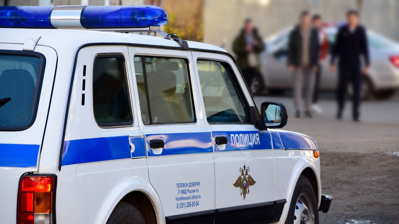 В Челябинске задержали парня, который порезал колеса 9 автомобилей В дежурную часть в Тракторозаводском районе обратились владельцы машин. Сотрудники полиции выехали на место и выяснили, что сделал это мужчина. Также они определили, в каком направлении тот скрылся. Личность хулигана установили, он был задержан. Оказалось, что колеса повредил 19-летний житель Челябинска. Свой поступок он объяснил просто: был в состоянии алкогольного опьянения. «По данному факту в районном Отделе полиции возбуждено уголовное дело по признакам преступления, предусмотренного частью 1 статьи 167 УК РФ», - сообщили в ГУ МВД России по Челябинской области. Фото: ГТРК «Южный Урал» Вести Южный Урал Челябинск