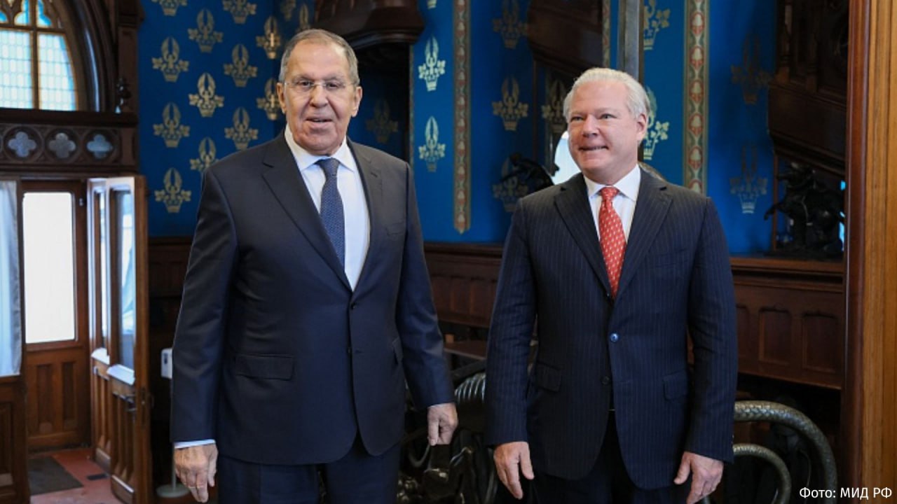 Сергей Лавров обсудил с представителями американской торговой палаты перспективы восстановления торгово инвестиционных связей между РФ и США сообщили в МИД РФ В ходе мероприятия министр изложил оценки текущих тенденций развития международной обстановки а также перспектив российско американских отношений с учетом демонстрируемого администрацией президента США Д Трампа настроя на содействие устойчивому урегулированию конфликта вокруг Украины говорится в сообщении IZ RU в Telegram в MAX