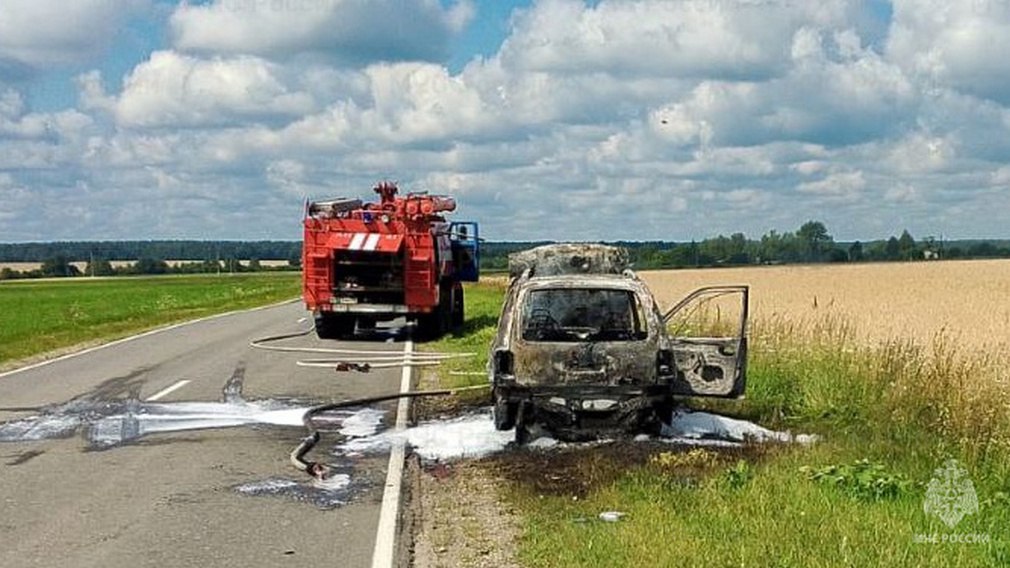 Сегодня, 26 июля, в Брасовском районе вблизи поселка Локоть загорелся легковой автомобиль. Сообщение об этом поступило в оперативную дежурную смену брянских спасателей. Об этом сообщили в пресс-службе ГУ МЧС региона. К тушению привлекались две единицы пожарной техники. Возгорание удалось ликвидировать. К счастью, никто не пострадал. Причина случившегося устанавливается. МЧС напоминает - будьте осторожны при обращении с огнем и электроприборами. Единый номер вызова экстренных служб - 112. Фото: пресс-служба ГУ МЧС России по Брянской области