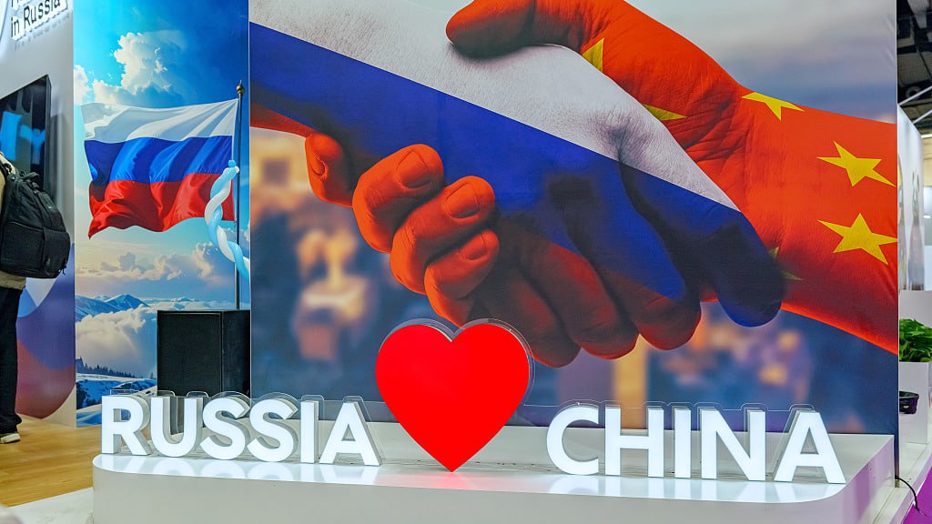 Путин подписал распоряжение о проведении Годов образования между Россией и КНР 2 февраля 2026 года президент РФ Владимир Путин подписал распоряжение о проведении перекрестных Годов российско китайского сотрудничества в области образования в 2026 2027 г Решение о проведении Годов образования было принято во время визита в Россию председателя КНР Си Цзиньпина в мае 2025 года Правительству поручено утвердить состав оргкомитета с российской стороны и оказывать ему содействие Оргкомитету необходимо обеспечить разработку плана основных мероприятий организовать работу с китайскими коллегами а также с федеральными и региональными органами власти в России В 2024 2025 годах проходили Годы культуры России и Китая Всего было проведено более 400 мероприятий которые охватили практически все регионы двух стран Новости Китая ЭКД