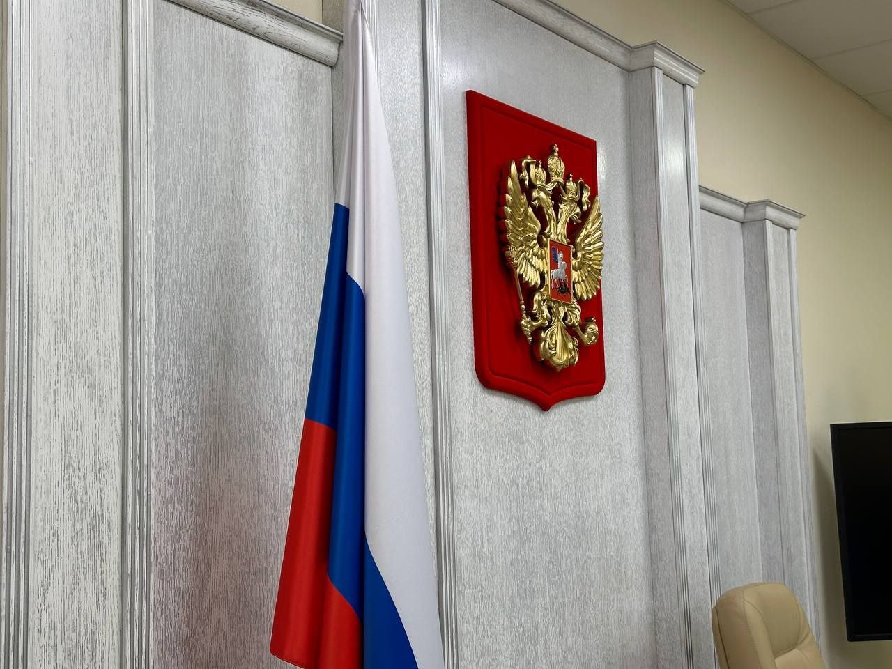  В Краснодаре осудили троих мужчин за призывы к терактам В марте 2023 года подсудимые записали ролик в камуфляже и масках, используя страйкбольное оружие и дроны. В видео содержались призывы к насильственным действиям и подрывам транспортных объектов. Видео было размещено в интернете, став доступным широкой аудитории. По решению суда: Погорелов получил 6 лет и 6 месяцев, Маматкулов — 6 лет, Мыськов — 5 лет и 6 месяцев в колонии общего режима. Приговор пока не вступил в силу и может быть обжалован. Телеканал «Краснодар»