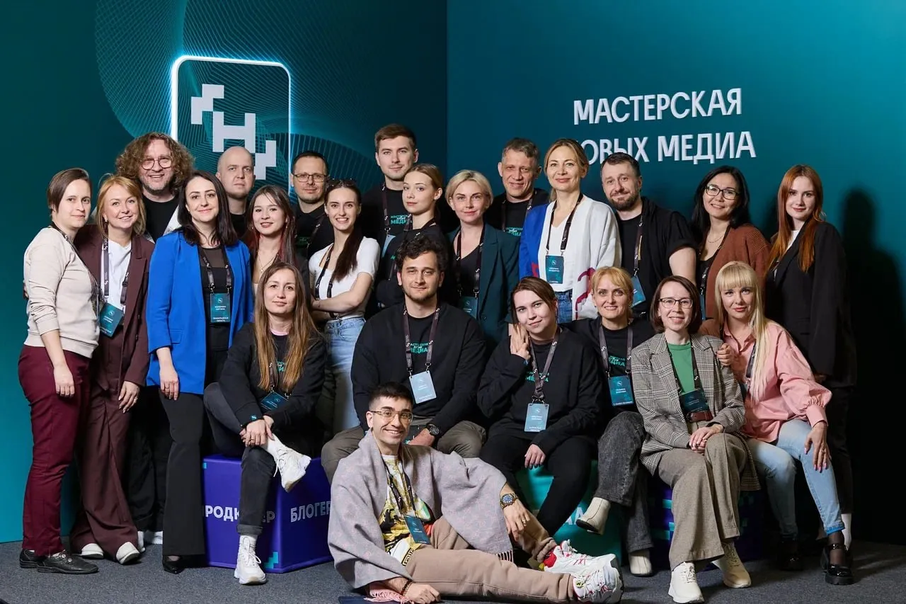 Продолжается отбор на Мастерскую новых медиа Более 3 500 заявок подали медиаменеджеры журналисты блогеры SMM специалисты руководители СМИ политтехнологи и лидеры мнений Те кто формирует повестку сегодня и хочет влиять завтра Участники выбирают одно из трёх направлений Медиакоммуникации Связи с общественностью Высшая школа новых медиа Те кто пройдет отбор будут учиться в Москве работать с топами индустрии разбирать реальные кейсы запускать медиапроекты и информационные кампании После обучения они станут частью сильного профессионального сообщества получат новые карьерные возможности и поддержку проектов на федеральном уровне Если ты в медиа ты точно должен быть здесь Регистрация на мастерскаяновыхмедиа рф