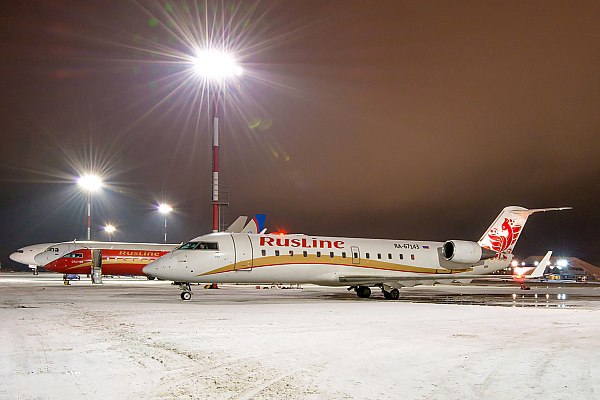 Авиакомпания РусЛайн выполнит рейсы из Перми в Ярославль и Сухум на новогодних каникулах Авиакомпания РусЛайн выполнит рейсы из Перми в Ярославль и Сухум в период новогодних каникул Об этом сообщает AVIA RU Рейсы по направлению Пермь Ярославль Пермь запланированы на 6 и 8 января полеты в Сухум и обратно на 3 4 10 и 11 января Перевозка пассажиров будет осуществляться на 50 местных самолетах Bombardier CRJ100 200 Время в пути до Ярославля составит 1 час 45 минут до Сухума 3 часа 25 минут aviaru net n291175