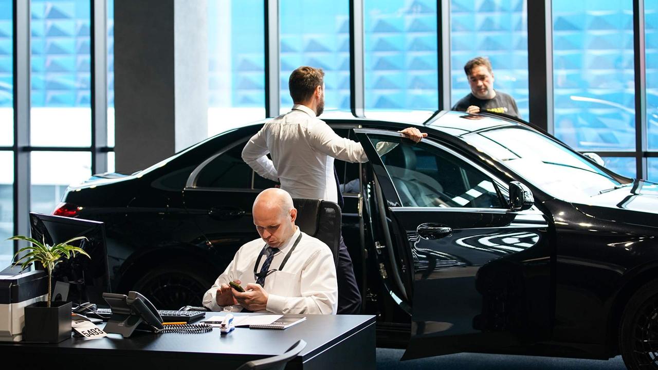 Продажи премиальных европейских авто в России превысили досанкционный уровень За 11 месяцев 2025 года общий рынок новых машин сократился на 17 8 но спрос на люкс повел себя наоборот Продажи BMW выросли на 31 до 14 2 тыс авто Mercedes Benz на 26 до почти 8 тыс Audi на 25 до 3 6 тыс Porsche прибавил 5 7 Lamborghini 5 9 Ferrari сразу 75 6 Rolls Royce 62 7 Некоторые модели продаются лучше чем в 2021 году Так G Class купили 1 726 раз против 1 689 до санкций несмотря на рост цены с 12 15 до 27 35 млн рублей и отсутствие заводской гарантии Примечательно что продажи премиальных китайских марок за тот же период у многих брендов упали в несколько раз