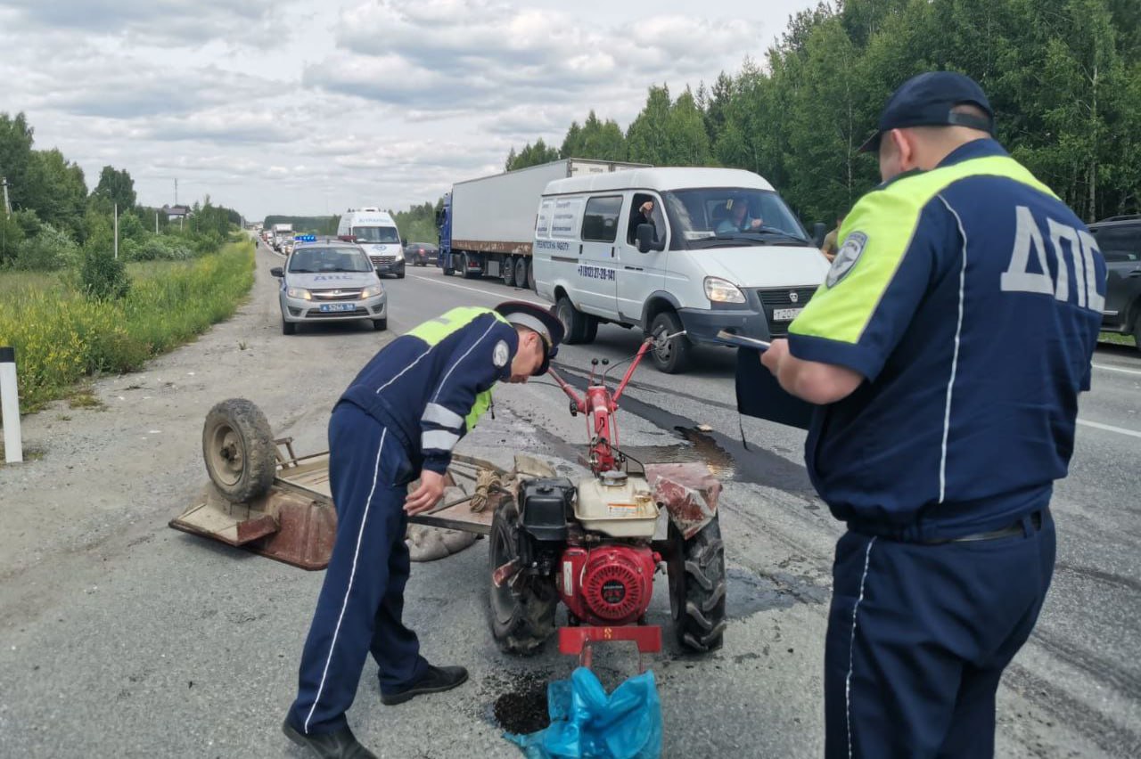 На 31 км автодороги «Екатеринбург- Реж –Алапаевск» Березовского района водитель грузового «Мерседеса» столкнулся с мотоблоком. В результате аварии водитель последнего скончался до прибытия «скорой». Движение в районе ДТП ограничено. Автоинспекторы регулируют транспортный поток в обоих направлениях. По предварительным данным, водитель одного из транспортных средств выезжал с прилегающей территории на трассу. Инспекторы ДПС устанавливают обстоятельства случившегося и личности участников ДТП. : ГИБДД региона.