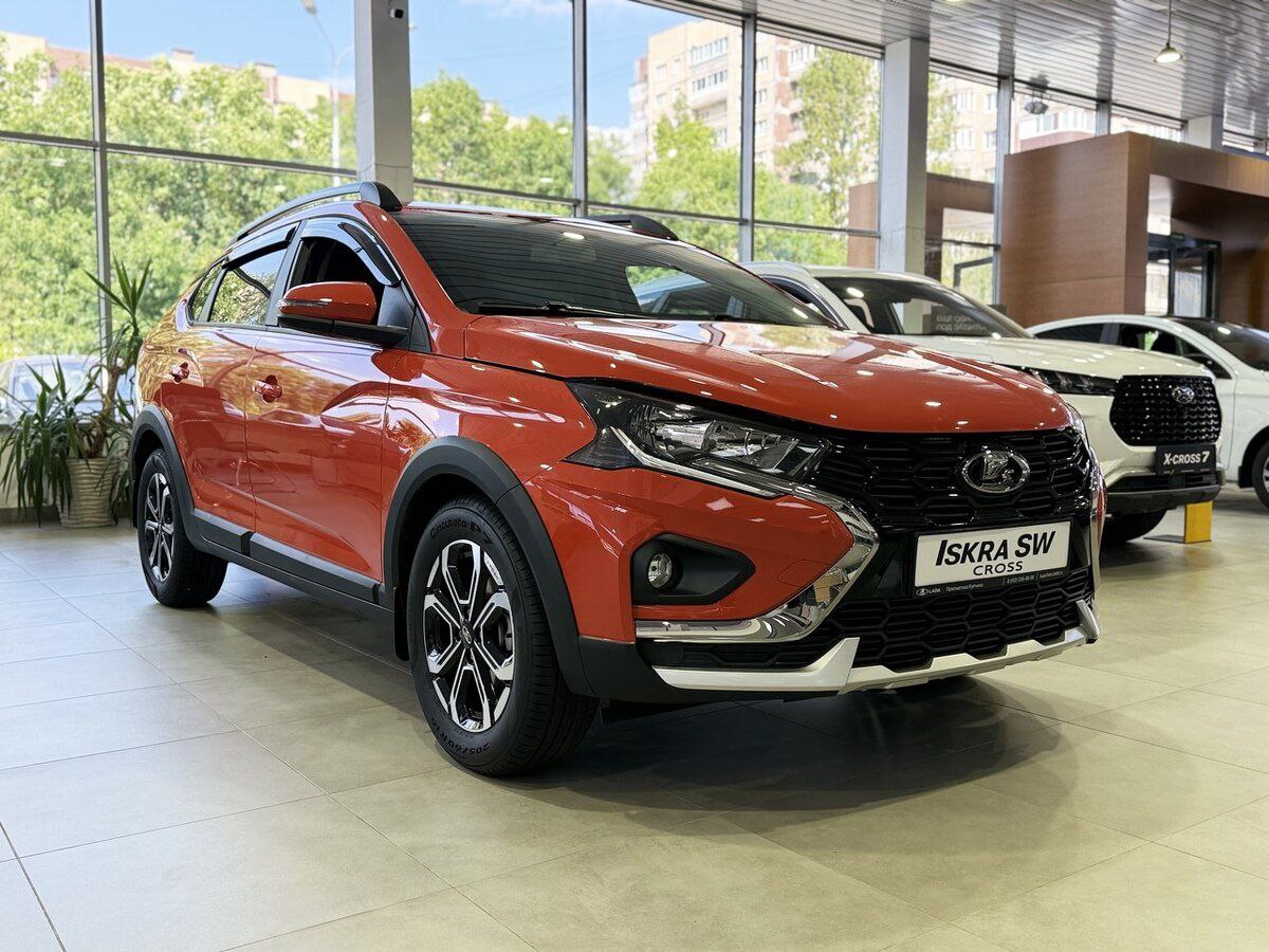 АвтоВАЗ поехал по консервативной траектории Завод отчитался о падении продаж на 15 По итогам февраля завод продаст около 20 тысяч автомобилей сказал журналистам президент ВАЗа Максим Соколов Январь мы прошли примерно так же может даже чуть хуже чем январь 2025 года и февраль тоже идёт сегодня по более низкой консервативной если можно так сказать траектории Мы уже скорректировали наши планы продаж на февраль причем скорректировали существенно минимум на 15 Но даже с учетом этой корректировки мы по темпам продаж сегодня не выходим на плановую траекторию Внепланово падаем по консервативной траектории