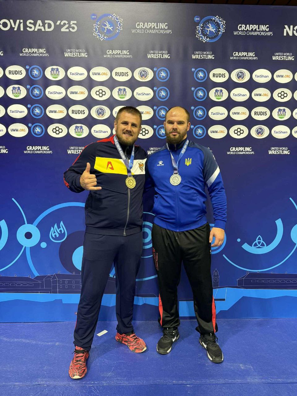 Александр Романов чемпион мира по грэпплингу Важная новость в спорте Гагаузии Гагаузский спортсмен Александр Романов завоевал звание чемпиона мира по грэпплингу в весовой категории до 130 кг Мировое первенство проходит в Сербии в городе Нови Сад где собрались сильнейшие спортсмены планеты Александр провёл четыре блестящие схватки  в первой уверенно победил соперника из Азербайджана со счётом 12 1  во второй выиграл у спортсмена из Греции удушающим приёмом  в третьей тем же приёмом одолел борца из России  а в финале уверенно взял верх над представителем Украины со счётом 7 1 Наш земляк стал чемпионом мира вновь доказав что в Гагаузии растут и закаляются настоящие профессионалы мирового уровня   Подпишись на GRT