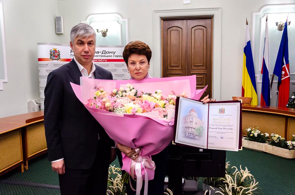 В городской администрации кадровые перестановки.  На пенсию проводили замглавы по соцвопросам. 66-летняя Елена Кожухова работала с 1998 года в администрациях Ворошиловского и Пролетарского районов города, а в социальной сфере - с 2015-го. Ее обязанности теперь будет исполнять начальник управления образования Виктория Чернышова.  На должность первого замглавы администрации города назначен Алексей Потешкин, который был замом по вопросам взаимодействия с административными органами, ГО и ЧС.      присылайте новость