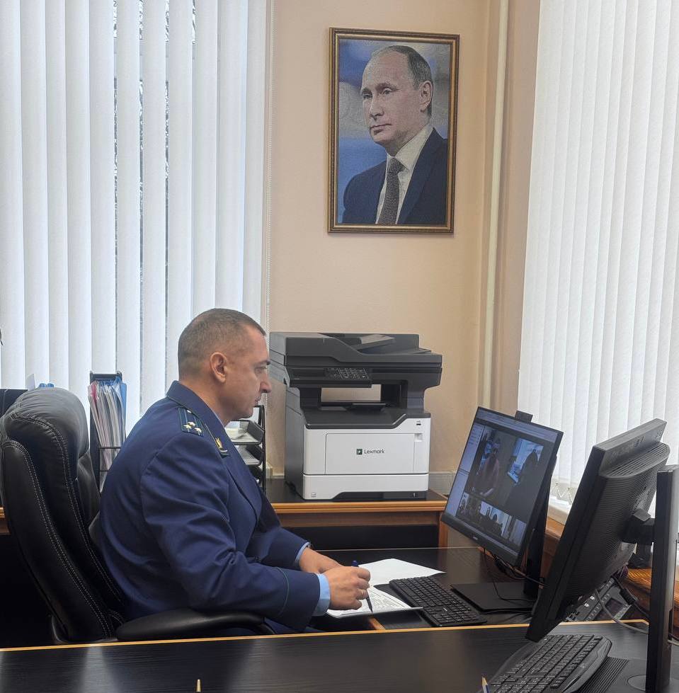 Заместитель прокурора Крыма Павел Кучерявенко провел прием граждан С помощью видео конференц связи к нему обратились жители городов Евпатории Керчи и Симферополя Симферопольского и Красногвардейского районов Житель Евпатории рассказал что стал жертвой телефонных мошенников которые убедили его перевести им более 10 тыс рублей Мужчина просил помощи в возмещении ущерба Заявительница из Красногвардейского района пожаловалась на ненадлежащее содержание и ремонт одной из дорог Потерпевшая в дорожно транспортном происшествии жительница Джанкойского района рассказала что расследование уголовного дела осуществляется ненадлежащим образом Павел Кучерявенко дал ряд поручений в том числе по предъявлению исков в интересах заявителей и внесению актов реагирования в целях устранения нарушений закона