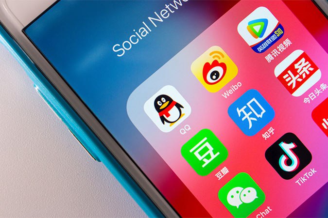 В Китае создатели контента в социальных сетях теперь должны будут иметь университетский диплом чтобы обсуждать такие темы как медицина право финансы и образование С октября этого года только пользователи с официальными документами об образовании смогут публиковать контент на эти темы на таких платформах как Weibo и Douyin Эта мера продвигаемая Управлением киберпространства Китая CAC и Министерством культуры и туризма направлена на предотвращение распространения дезинформации и повышение качества онлайн контента Платформы будут обязаны проверять документы пользователей а нарушителям может грозить штраф или блокировка аккаунта Подписаться на канал Yeni Şafak на русском