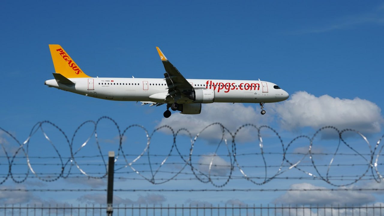 Рейс Pegasus Airlines PC240 из Стамбула в Актобе из за тумана сел в Актау в 1300 км от пункта назначения Несколько пассажиров включая россиян отказались выходить из самолёта они не понимали что делать дальше и как добраться до Актобе Вмешаться пришлось и российской дипмиссии Подробности в материале Profi Travel profitravel россия казахстан турция пассажиры авиакомпания
