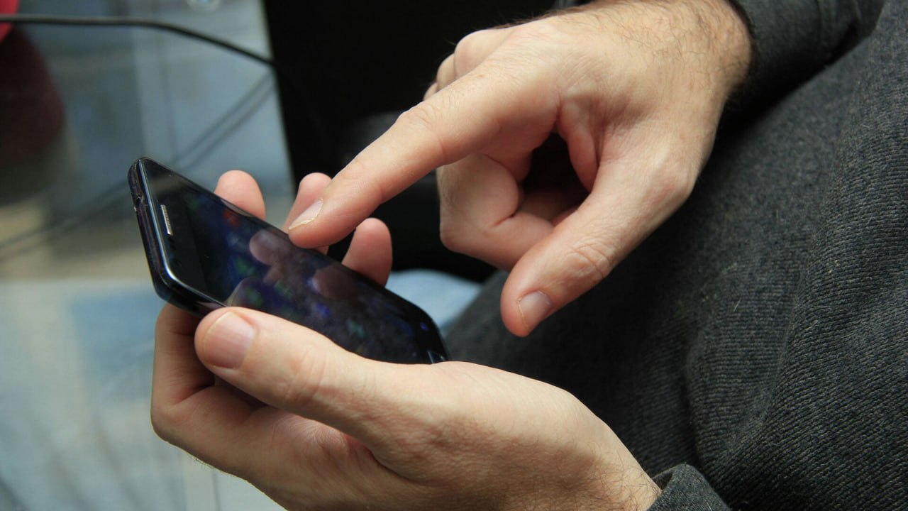 В МВД рассказали о схеме мошенников для хищения средств у инвесторов Неизвестные звонят им предлагая перевести их деньги на безопасные счета Такую необходимость объясняют утечкой данных или другими служебными поводами отметили в управлении по организации борьбы с противоправным использованием информационно коммуникационных технологий ведомства Там пояснили что звонок проходит в два этапа первый из которых призван создать стрессовую ситуацию Злоумышленник представляется сотрудником инвестиционной компании и сразу демонстрирует осведомлённость Он использует реальное название а также имена действующих сотрудников Так аферисты готовят жертву к телефонному общению с якобы представителем правоохранительных органов Подписаться на Говорит Москва Telegram VK MAX