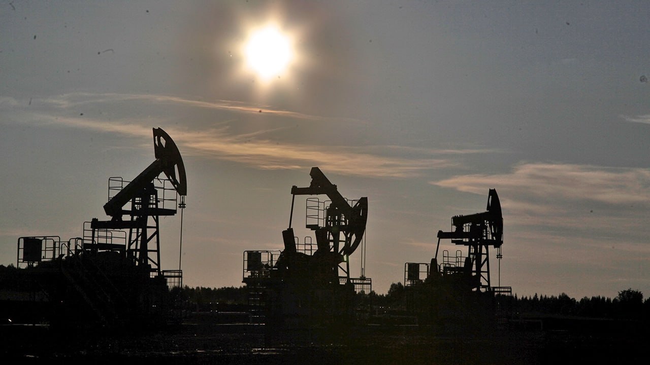 Китай отверг требования Штатов перестать покупать российскую нефть — Пекин будет защищать свой энергетический суверенитет, пишет Reuters. Министр финансов США Скотт Бессент заявил, что предупредил китайских чиновников о высоких пошлинах из-за дальнейших закупок нефти, которая находится под санкциями.  "Китай — суверенное государство с собственными энергетическими потребностями. Закупки нефти будут определяться внутренней политикой страны", — передал слова китайских чиновников Бессент после переговоров в Стокгольме.   Он подчеркнул, что законопроект в Конгрессе, который позволяет взимать пошлины до 500% со стран, покупающих российскую нефть, подтолкнет союзников США к принятию аналогичных мер по сокращению доходов России от экспорта энергоносителей.  29 июля Китай и США продлили торговое перемирие еще на 90 дней. А Трамп заявил, что Америка хочет достичь договоренностей с РФ по Украине через 10 дней, в противном случае страна введет импортные пошлины.