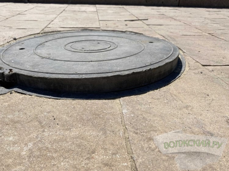 В крупном парке Волжского обустроят септик вместо нормальнйо канализации В Волжском в одном из крупнейших парков Новый город не могут провести централизованную канализацию к новому объекту МАУ ФОП Новый город провело закупку у единственного поставщика на выполнение комплекса подрядных работ по устройству герметичного септика Как узнал Волжский ру из документов на сайте госзакупок он появится в районе нового Молодежного центра Выполнить всю работу необходимо в течение 60 календарных дней Контракт стоимостью в 283 тысячи рублей вновь получил индивидуальный предприниматель он же депутат Волжской городской думы Кирилл Воеводин С ним же заключены и другие контракты связанные с созданием центра по устройству оконных и дверных проемов стен и перегородок а также полов Подробнее на Волжский ру   www volzsky ru index php wx 16 wx2 81538 ВолжскийРу волжский vlz