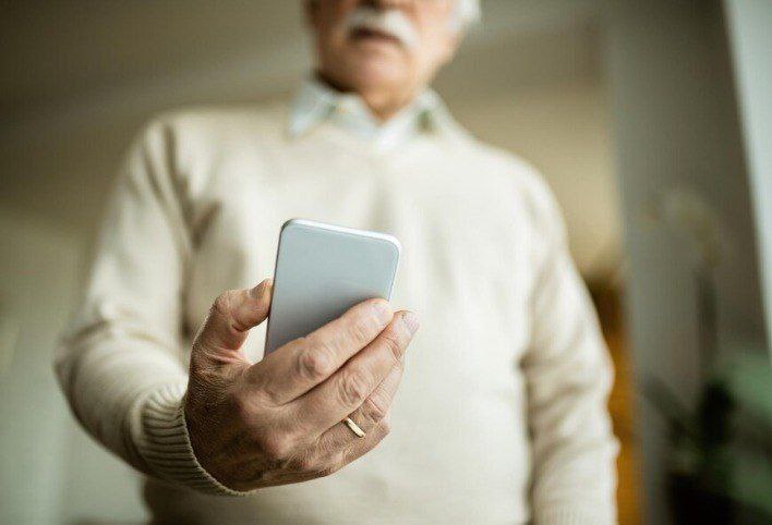 Россияне столкнулись с блокировками после переводов самому себе В некоторых случаях банки замораживают лишь отдельные переводы но иногда и карты в целом Причем даже после подтверждения операции иногда доступ открывают не сразу сообщили клиенты нескольких крупных банков Они проверяют транзакции на целый перечень признаков мошенничества И с 2026 года Центробанк расширит их список Один из новых попытка отправить деньги другому человеку после крупного перевода самому себе Радио 104FМ Новая Россия Мы в МАХ