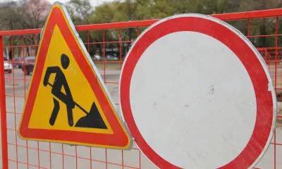 Ливневую канализацию улучшат на одном из перекрестков Благовещенска в связи с проведением работ на участке будет частично ограничено движение транспорта Планируется обустроить дополнительную систему отведения ливневых вод чтобы вода быстрее уходила с улично дорожной сети Необходимость работ выявили после интенсивных зимних весенних и летних осадков сообщает администрация Благовещенска Перекресток Горького Театральная 30 сентября станет недоступен для проезда в районе общежития на Горького 94 Ограничение коснется также правой полосы улицы Театральной в этом же районе Работы подрядчик планирует завершить до 15 октября Водителей просят учитывать эти ограничения при построении маршрута движения Администрация города сообщает что в связи с ремонтом с 08 00 30 сентября изменяются схемы движения общественного транспорта Для маршрутов 3 и 5 движение будет осуществляться по ул Горького ул Театральная ул Амурская ул Политехническая ул Горького и далее по маршруту Для маршрутов 44 и 44А движение будет по ул Театральная ул Амурская ул Политехническая ул Горького и далее по маршруту Фото ТЕЛЕПОРТ РФ ТЕЛЕПОРТ РФ здесь все об Амурской области  Мы в МАХ  Написать нам