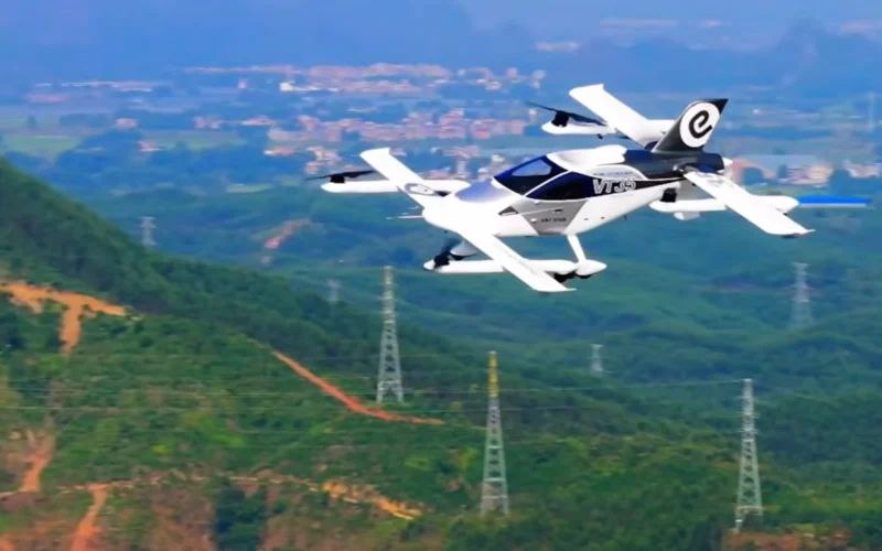 EHang представляет новый eVTOL VT35 для дальних перелетов Китайский разработчик EHang презентовал свой новейший беспилотный пассажирский eVTOL VT35 предназначенный для дальних маршрутов Модель являющаяся развитием демонстратора VT30 с фиксированным крылом была показана в воздухе 13 октября 2025 года перед официальной презентацией в Хэфэе где строится новая промышленная база EHang VT35 разработан для межгородских морских и горных маршрутов Проект поддерживается инвестициями в размере 1 млрд юаней 140 млн включая государственную помощь до 500 млн юаней Это событие следует за успешным годом для EHang когда их предыдущая модель EH216 S получила сертификаты для коммерческих пассажирских полетов в Китае VT35 продолжит развивать эту основу предлагая большую вместимость и дальность полета Аэротетраэдр eVTOL