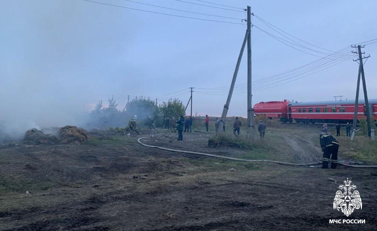 129 пожаров в Новосибирской области ликвидировали сотрудники МЧС России на прошлой неделе     За неделю с 23 по 29 сентября в Новосибирской области произошло 129 пожаров, во время которых шесть человек получили травмы. Огнеборцы МЧС России спасли трех человек.    Для тушения горящего сена в Барабинском районе привлекался пожарный поезд.     Подробнее об оперативной обстановке на нашем сайте.    В большинстве районов Новосибирской области сохраняется высокая пожароопасность.    МЧС России напоминает о соблюдении правил пожарной безопасности:    будь предельно осторожен при использовании печей и обогревателей;    не перегружай электрическую сеть включением нескольких приборов;    не оставляй включенные обогреватели без присмотра;    не кури в помещении;     установи автономный дымовой пожарный извещатель.    В случае пожара звони по телефонам 101 или 112.