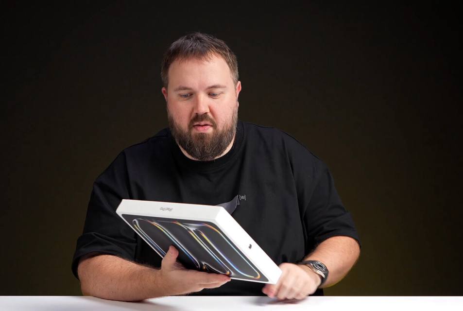 Apple удалённо заблокировала российским блогерам планшеты слитые до презентации По словам блогеров они получили устройства задолго до официального старта продаж и успешно использовали их в течение нескольких месяцев Однако после очередного обновления планшеты перестали активироваться Они предполагают что компания дистанционно заблокировала модем устройств