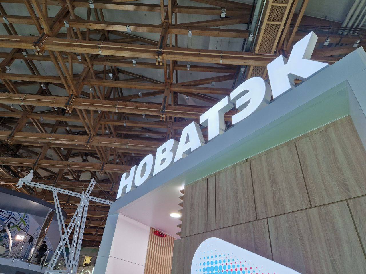 Новатэк получил добро на строительство в Мурманске Новатэк получил положительное заключение Главгосэкспертизы на проектно сметную документацию по первым шести этапам строительства терминала по перевалке стабильного газового конденсата и нефтепродуктов в Мурманской области Соответствующий документ был выдан 30 октября Как следует из материалов экспертизы объект будет возведен на западном берегу Кольского залива на территории сельского поселения Междуречье Кольского района Застройщиком проекта выступает компания Новатэк Усть Луга Ранее сообщалось что компания также планирует построить в Мурманской области проект Мурманский СПГ В утвержденном правительством РФ комплексном плане развития инфраструктуры до 2036 года значится что ввод в эксплуатацию предприятия мощностью 20 4 млн тонн сжиженного природного газа в год может быть осуществлен к 2032 году По планам Новатэка завод будет включать три линии сжижения газа производительностью 6 8 млн тонн каждая