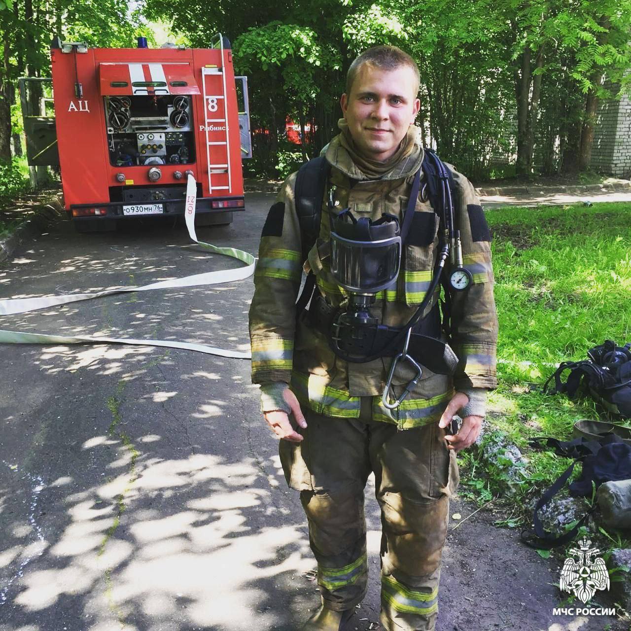 Сотрудник МЧС из Рыбинска спас двух человек на Рыбинском водохранилище. Вячеслав Пудов выехал на вызов после сообщения о перевернувшейся лодке. Прибыв к берегу, он бросился в воду и только в 5 километрах от берега обнаружил первого человека без спасательного жилета. Подняв обессиленного мужчину на борт и оказав первую помощь, он продолжил поиск. Второй человек был найден в километре от первого в жилете. Мужчины провели в воде 2,5 часа. По прибытии на берег пострадавших передали медикам. Спасибо! №1