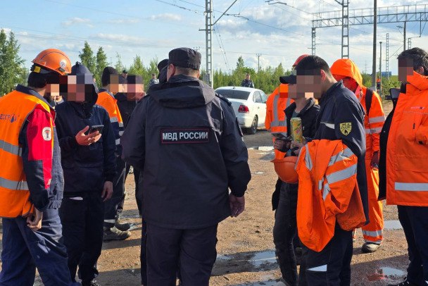 Транспортная полиция проверила 200 мигрантов на станции Усть-Луга. Троих ждет выдворение Как сообщает Telegram-канал транспортной полиции СЗФО, оперативно-профилактическое мероприятие "Нелегал 2025" провели на железнодорожной станции Усть-Луга под Кингисеппом. Сотрудники Санкт-Петербург-Финляндского линейного отдела МВД России на транспорте рассмотрели факты нарушений миграционного законодательства. Также они занялись выявлением и пресечением несогласованной торговли. В результате проверки в дежурную часть транспортной полиции доставили только троих иностранцев. Всего их было более 200 человек. Теперь нарушители привлечены к административной ответственности за незаконную работу без гражданства в РФ. Мигрантам придется выплатить от 5 до 7 тысяч рублей, после чего будет проведено административное выдворение. Санкт-Петербург-Финляндский линейный отдел МВД России на транспорте