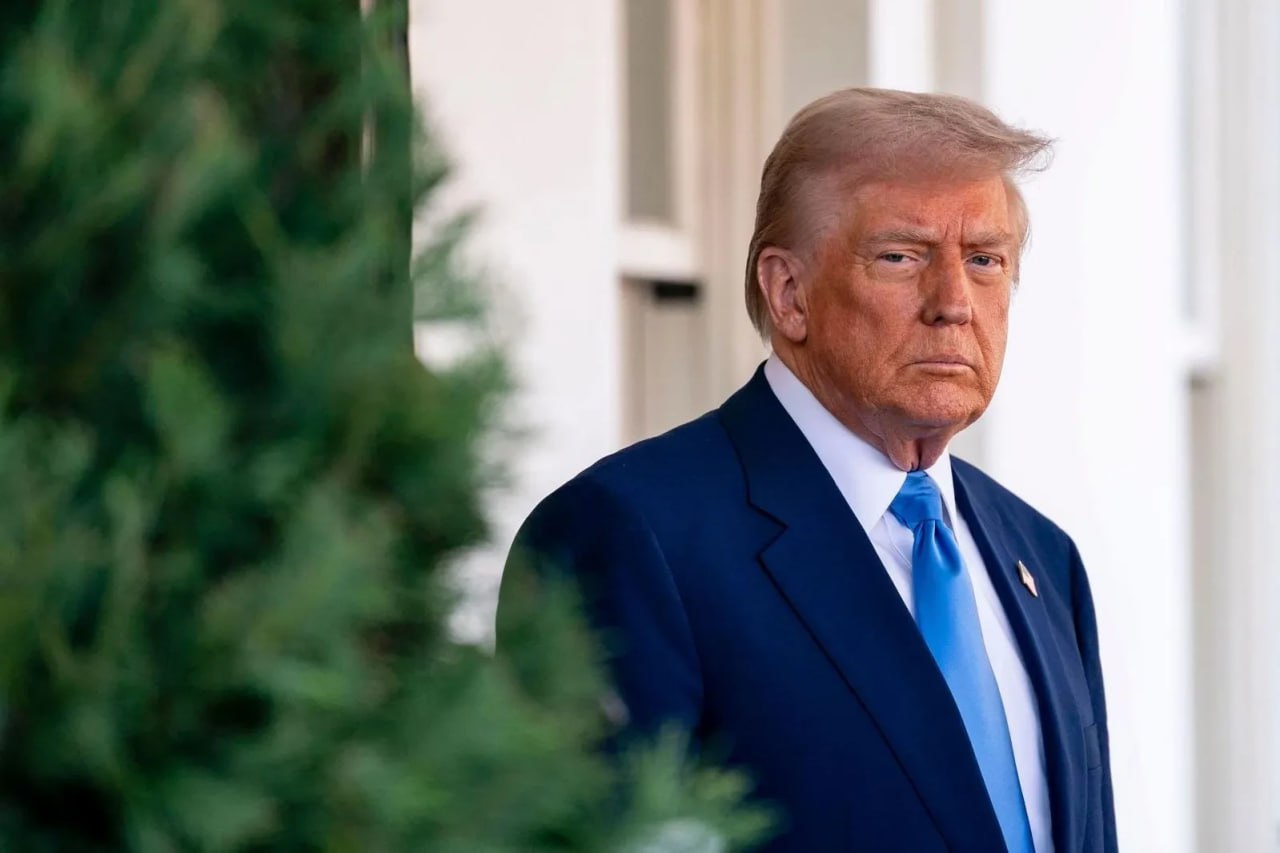 Президент США Дональд Трамп заявил в интервью CBS News что не претендует на Нобелевскую премию мира Мне нечего сказать по этому поводу Я могу только останавливать войны Я не ищу внимания Я просто хочу спасать жизни сказал он обращаясь к этой теме Трамп отметил что иногда стороны воюют друг с другом так долго что даже не думают о мире Это становится образом жизни И когда я собираю их в одной комнате я могу их убедить заявил глава Белого дома CBS News напоминает что в последние недели Трамп заявлял что ему следует отдать должное за прекращение нескольких войн и что он заслуживает Нобелевской премии мира за свои усилия Представители Белого дома заявили что Трамп имел в виду конфликты между Арменией и Азербайджаном Ираном и Израилем Руандой и Демократической Республикой Конго Таиландом и Камбоджей Индией и Пакистаном Египтом и Эфиопией а также Косово и Сербией Лауреат Нобелевской премии мира 2025 года будет объявлен в октябре