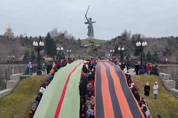 На Мамаевом кургане развернули две 80-метровые ленты  В преддверии празднования 82-й годовщины Победы в Сталинградской битве, на Мамаевом кургане прошла патриотическая акция «Героям Сталинграда посвящается!».  Более 400 юнармейцев и волонтеров пронесли две 80-метровые ленты - Сталинградскую и Георгиевскую - от подножия мемориального комплекса по Аллее тополей до скульптуры «Стоять насмерть». Видео