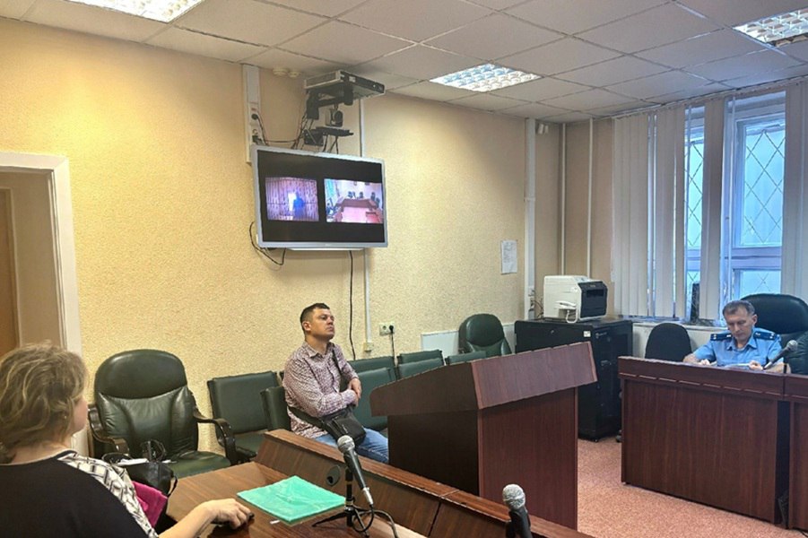 Дело замглавы ТУАД Константина Громенко передали в Центральный районный суд Новосибирска По версии следствия, с 2018 по 2024 годы, Громенко получил от подконтрольных ему руководителей юридических лиц в качестве взятки деньги и имущество на общую сумму 197 млн рублей. Начальник отдела по надзору за исполнением законодательства о противодействии коррупции прокуратуры Новосибирской области Алексей Тивяков ранее сообщал на пресс-конференции, что полученная Громенко взятка — крупнейшая в Новосибирске. Тивяков пояснял, что часть этой суммы была передана в виде дорогостоящего автомобиля премиум-класса, часть в виде дивидендов. Подробнее читайте по ссылке INFOPRO54 Фото пресс-службы Новосибирского областного суда архив .
