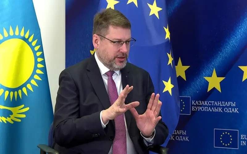 ЕС предупредил Казахстан о репутационных рисках из за готовящегося запрета ЛГБТ пропаганды среди несовершеннолетних   Спецпредставитель Евросоюза по Центральной Азии Эдуардс Стипрайс заявил что принятие закона вызовет в ЕС много вопросов к Казахстану Фактически Брюссель дал понять что внимательно следит за внутренними решениями Астаны даже если речь идёт о регулировании контента для подростков В Казахстане на это смотрят иначе Ранее замглавы Минкульта Евгений Кочетов подчеркнул запрос на ограничение такого контента исходит прежде всего от казахстанского общества и государство реагирует на мнение граждан а не на внешнюю повестку Получается что Астана пытается выстраивать политику исходя из собственных социальных реалий тогда как ЕС явно бы предпочёл чтобы Казахстан придерживался европейских подходов Однако в вопросе защиты детей Казахстан намерен идти по модели которую считает актуальной для своей страны модель опирающаяся на здравый смысл Казахстан ЕС         ExpressAsia