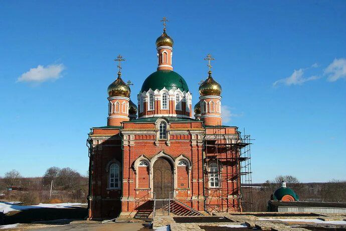 В Лебедянском округе отреставрируют объект культурного наследия храм Пресвятой Троицы Разработку проектной документации выполнила компания ООО НИП ЭТНОС имеющая многолетний опыт работ по сохранению объектов культурного наследия Проект предусматривает восстановление разрушенных участков кирпичной и белокаменной кладки фасадов очистку поверхности барабанов от ржавчины и старой краски сообщили в управлении по охране объектов культурного наследия Липецкой области Храм построили в 1864 1872 годах как часть ансамбля Иоанно Казанского женского монастыря В здании хранятся почитаемые верующими святыни что привлекает паломников