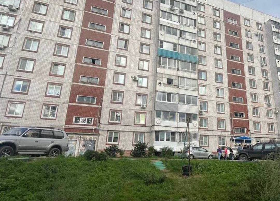 В Комсомольске-на-Амуре годовалая девочка выпала из окна и погибла  Трагедия произошла на ул. Почтовой — малышка скончалась на месте от полученных травм.  Самое страшное — ранее в этой семье аналогичным образом погиб её старший брат.  Сейчас проверяют действия родителей и сотрудников ПДН.   Все о материнстве и детях