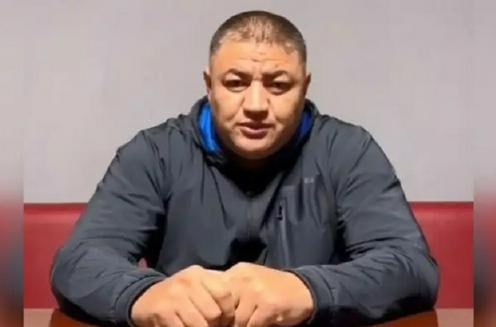 В Казахстане осудили предполагаемого лидера ОПГ Хуторские Хасана Касымбаева В Талгарском районном суде Алматинской области вынесли приговор Хасану Касымбаеву которого СМИ называют лидером преступной группы Хуторские Его признали виновным в похищении человека умышленном причинении тяжкого вреда здоровью и вымогательстве Суд приговорил Касымбаева к 12 годам лишения свободы с отбыванием наказания в учреждении средней безопасности Ещё пятеро подсудимых получили сроки от 8 до 22 лет Во время последнего слова Касымбаев отрицал вину и утверждал что дело сфабриковано однако суд признал его доводы несостоятельными Ранее имя Касымбаева упоминалось в связи с расследованием убийства подростка Шерзата Болата в Талгаре однако официального статуса в том деле он не имел Подробнее на нашем сайте Актуальные новости из Центральной Азии fergananews