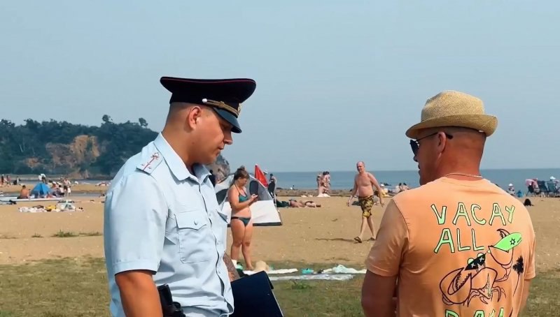В рамках операции «Курорт-2025» полицейские патрулируют пляжи, бухты и зоны отдыха, пресекая нарушения. За лето выявлено 11,5 тыс. правонарушений, в основном - распитие алкоголя в общественных местах. Особое внимание уделяется безопасности детей – проведено 2 тыс. инструктажей, проверены автобусы для перевозки групп. Основные нарушения в местах массового отдыха : незаконная торговля, нарушение тишины, несоблюдение миграционных правил, ненадлежащий присмотр за детьми у воды Куда сообщить о нарушениях? 02, 102, 112 – экстренные службы Телефон доверия: 8 423 240-10-00