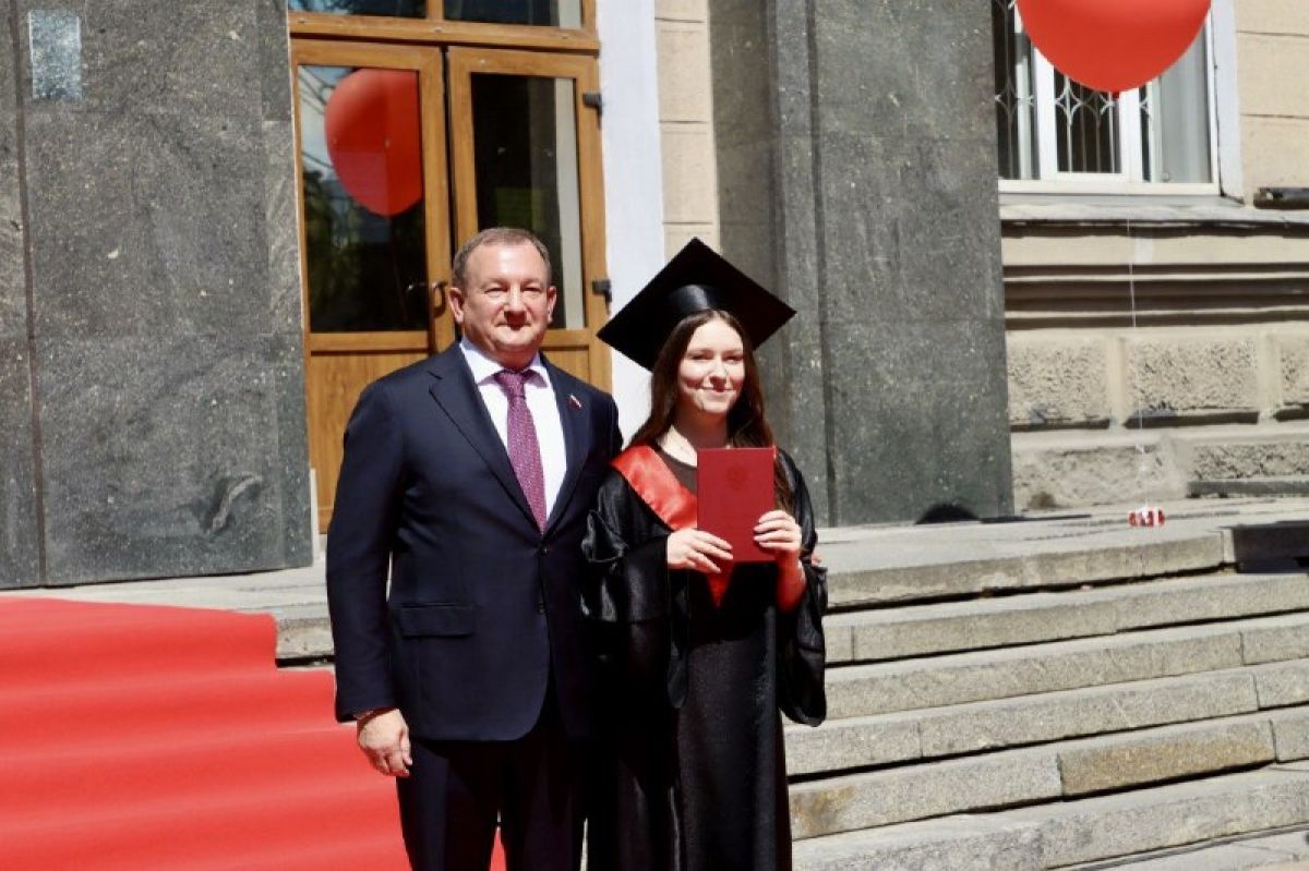 Сенатор Михаил Борщев передал дипломы лучшим выпускникам ТулГУ В Тульском государственном университете прошла торжественная церемония вручения дипломов магистрам. Лучших из них лично поздравил сенатор РФ Михаил Борщев. Обращаясь к 88 обладателям красных дипломов, Михаил Борщев подчеркнул важность достижения технологического лидерства и суверенитета. ↗ Прислать новость Подписаться