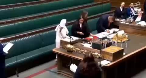 Наз Шах принесла присягу в британском парламенте, надев хиджаб и призвав Аллаха