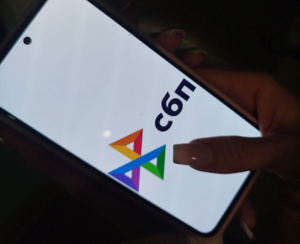 Росфинмониторинг получит доступ к данным о переводах через СБП Действующее законодательство с 1 сентября 2026 года предоставит Федеральной службе по финансовому мониторингу Росфинмониторингу полномочия на получение информации об операциях в Системе быстрых платежей СБП Это позволит ведомству отслеживать денежные переводы между гражданами Соответствующий федеральный закон устанавливающий новый порядок был официально опубликован на портале правовой информации Югополис Прислать фото или видео