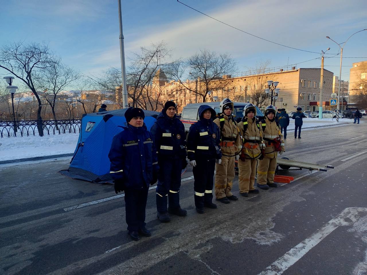 В Забайкальском крае прошел смотр сил и средств в рамках подведения итогов работы территориальной подсистемы РСЧС  Добровольцы из Забайкальского регионального отделения ВСКС продемонстрировали свои силы и средства, подчеркнув важность единства и слаженности в работе по обеспечению безопасности в регионе.  Это знаковое событие собрало представителей различных служб и организаций, отвечающих за безопасность и реагирование на чрезвычайные ситуации.  #ВСКС #Забайкалье