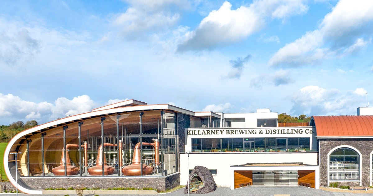 Один из крупнейших производителей виски и пива в Ирландии Killarney Brewing & Distilling Co. закрылся из-за пошлин Трампа, сообщает Блумберг.  Компания производила один миллион литров чистого спирта или 250 тыс ящиков виски в год.  "Пошлины наносят еще больший удар по сектору, который и без того страдает от переизбытка предложения, падения спроса в США и стремительного роста цен на все, от энергии до рабочей силы", - сообщает агентство.     : экономика / Все наши каналы